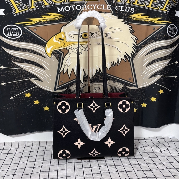 🔥👜RARE👜🔥Louis Vuitton Black and White ONTHEGO MM Bag - Picture 1 of 6